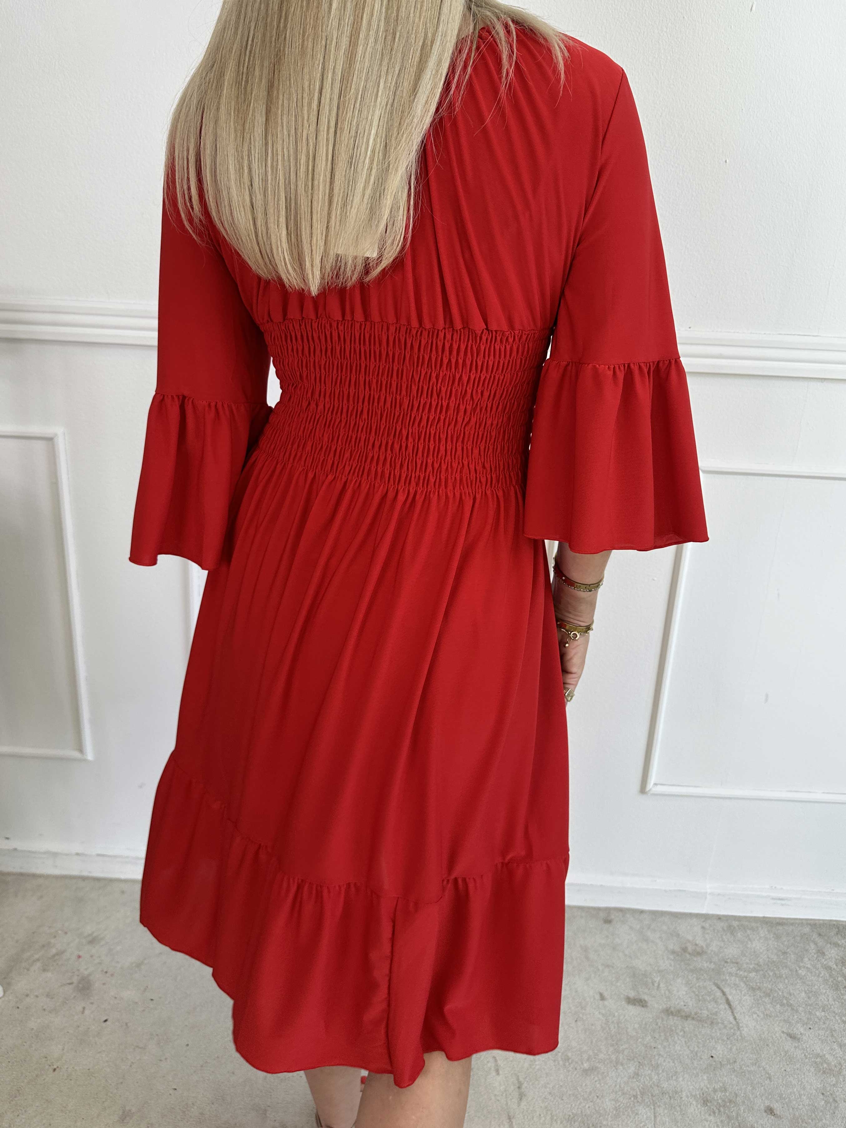 Flora Plain - Elastisk ensfarvet kjole med smock og flæse på ærmet